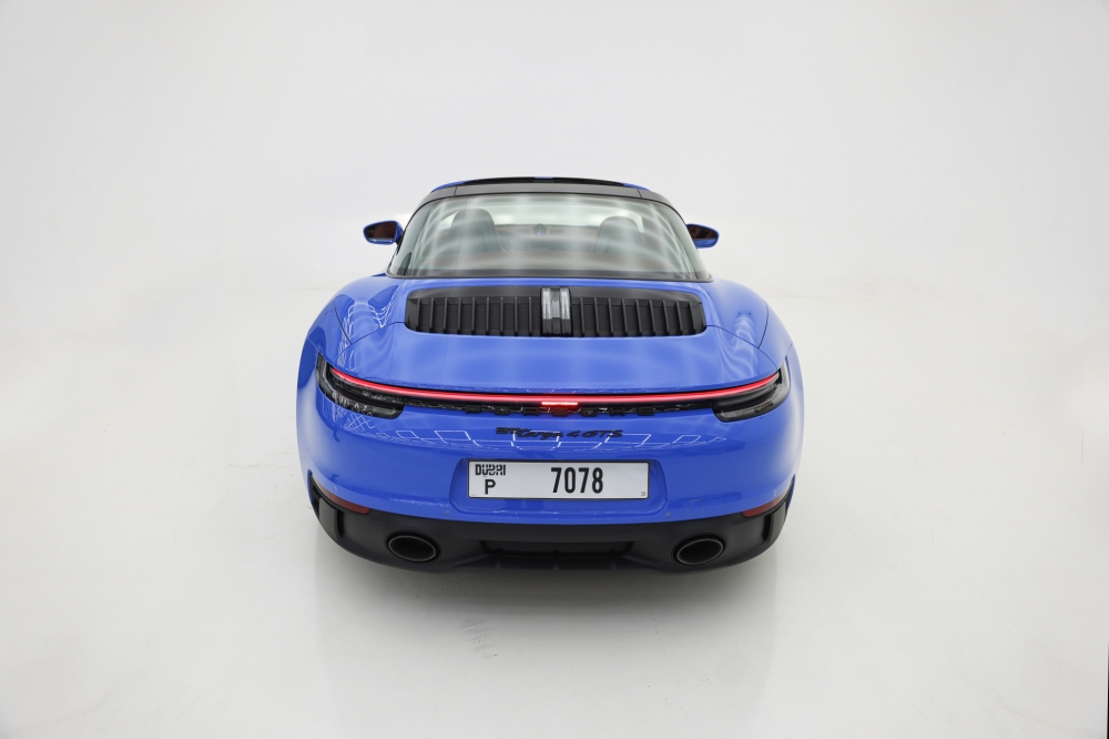 Голубой Порше 911 Тарга 4 GTS Spyder 2023 год