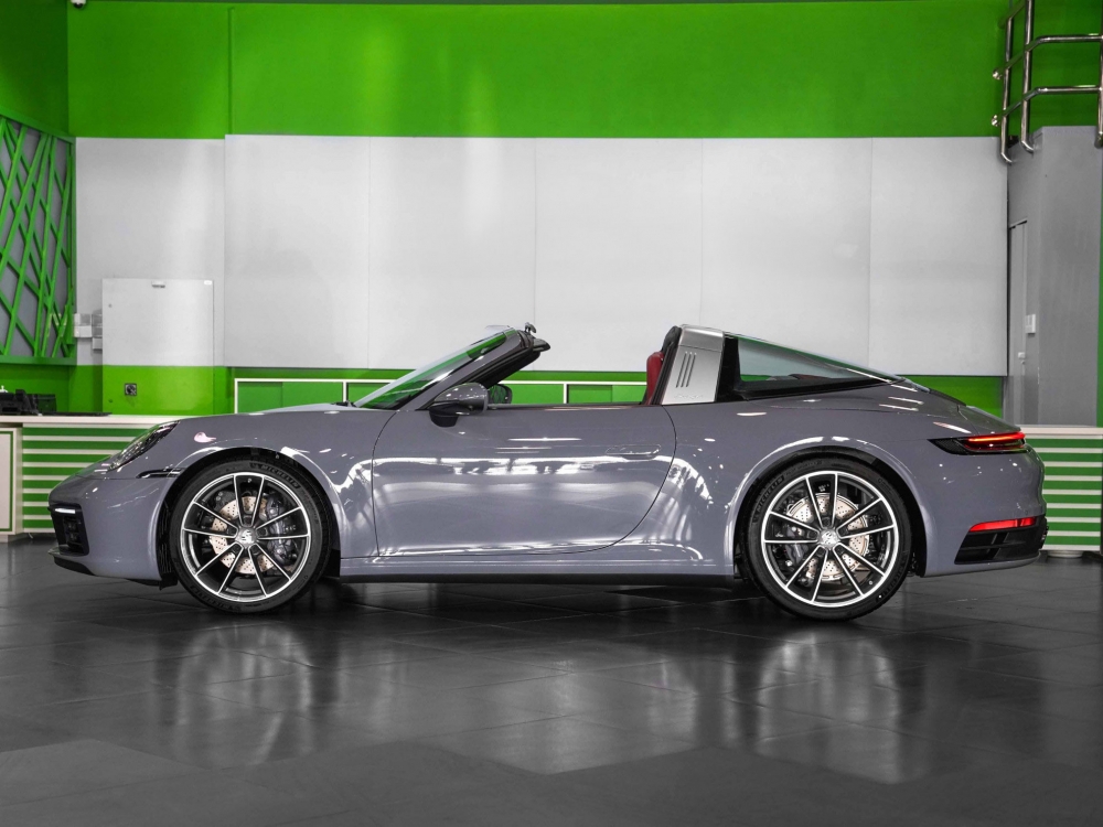 Grau Porsche 911 Targa 4 GTS Spyder 2024