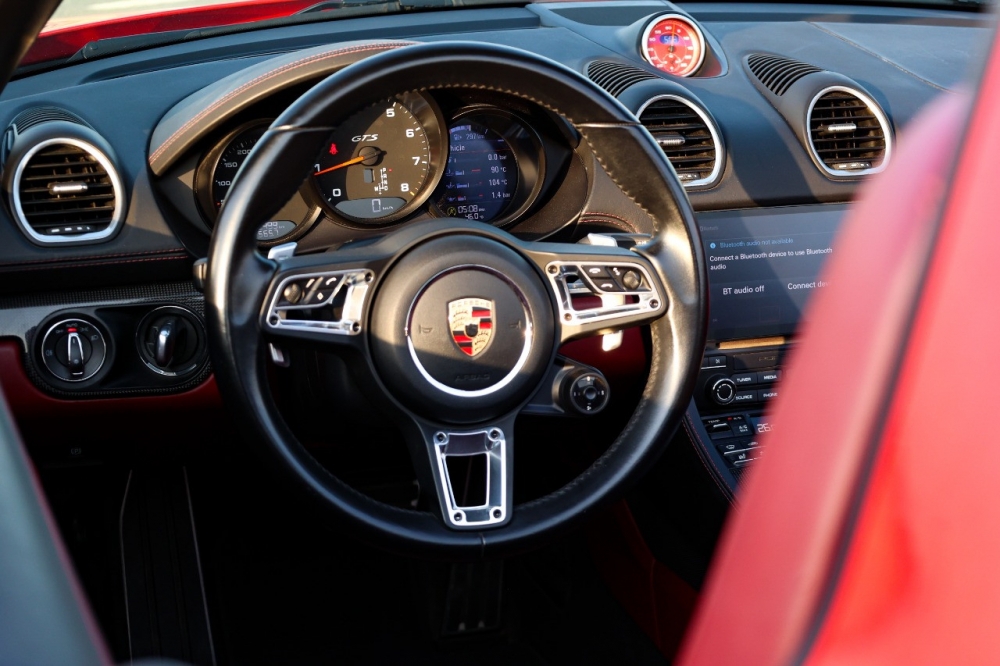 Kırmızı Porsche 718 Boxster GTS 2021