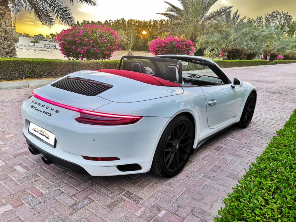 White Porsche 911 4 GTS 2019