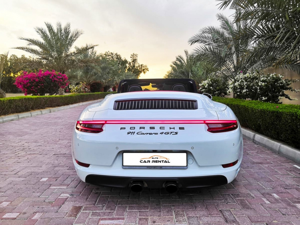 白色的 保时捷 911 4 GTS 2019