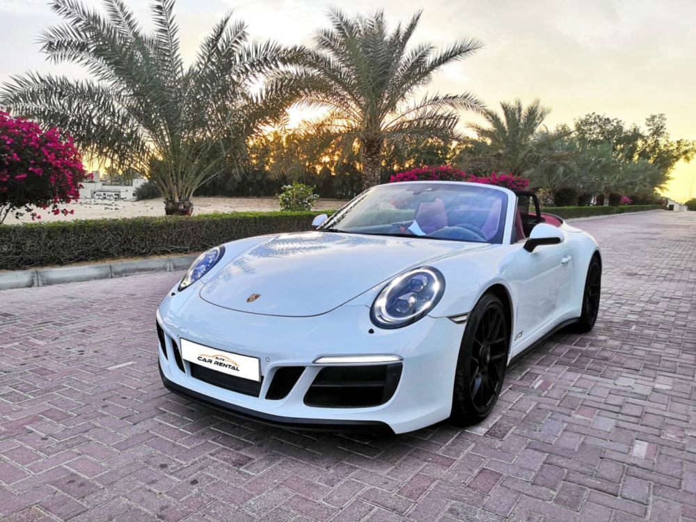 White Porsche 911 4 GTS 2019