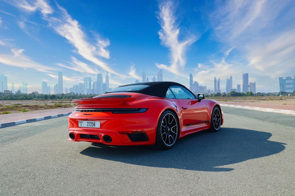 Красный Порше 911 Турбо С Спайдер 2021 год