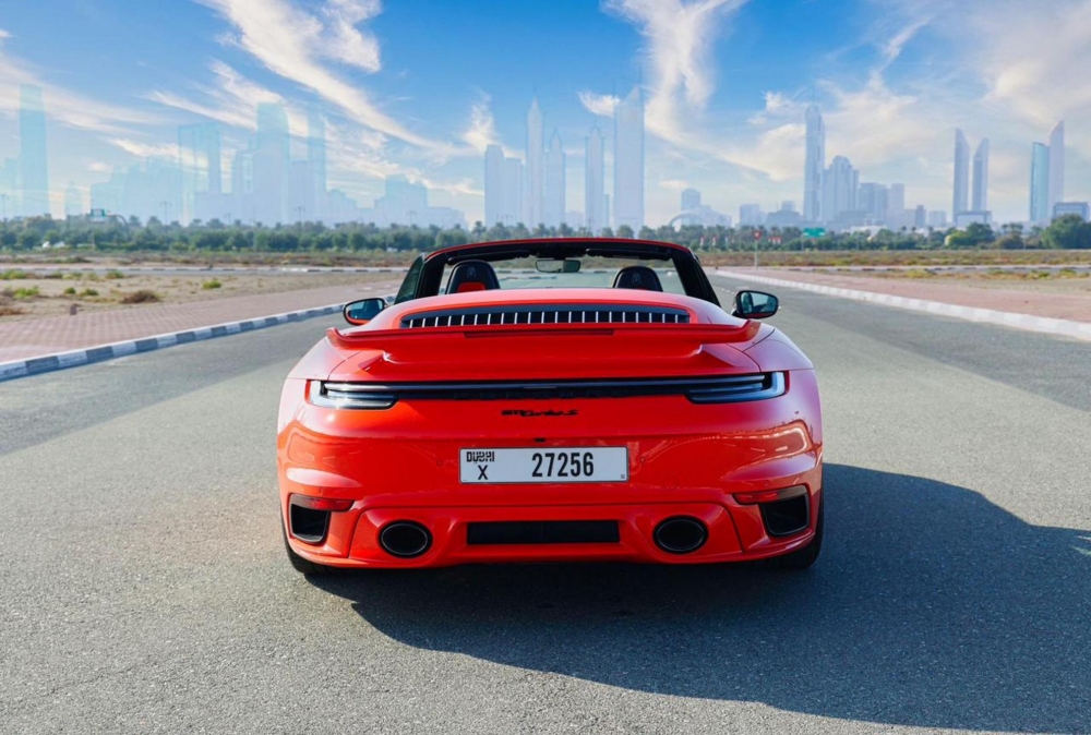 Rot Porsche 911 Turbo S Spyder 2021