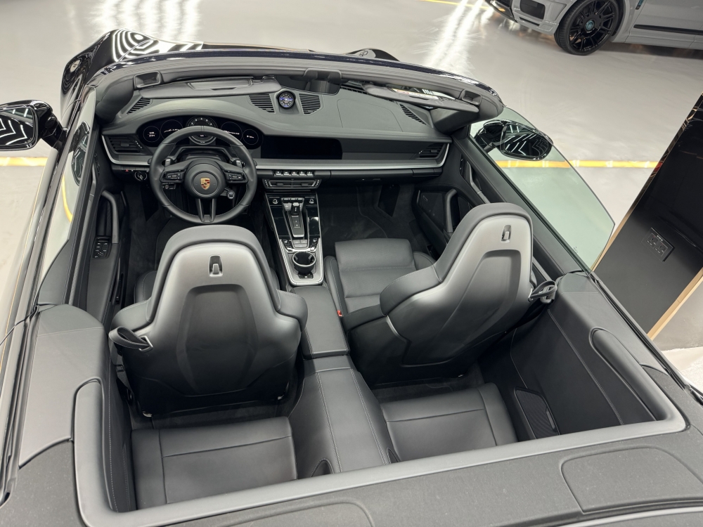 黑色的 保时捷 911 Carrera 4S Spyder 2023
