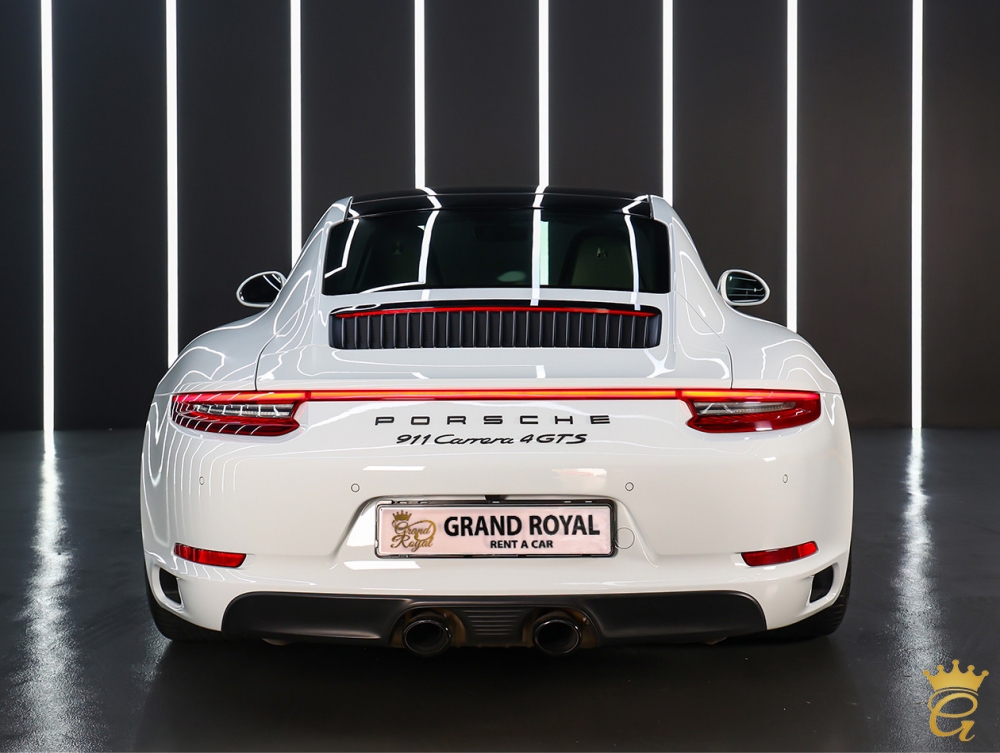 Beyaz Porsche 911 Carrera GTS 2019