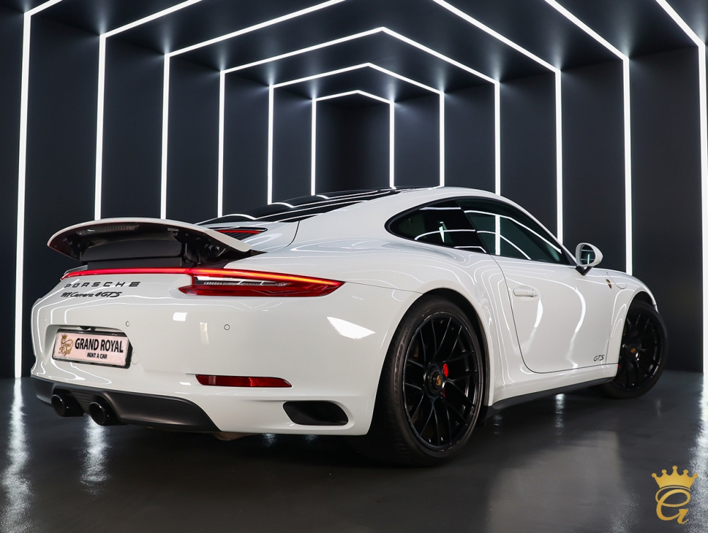 Белый Порше 911 Каррера ГТС 2019 год