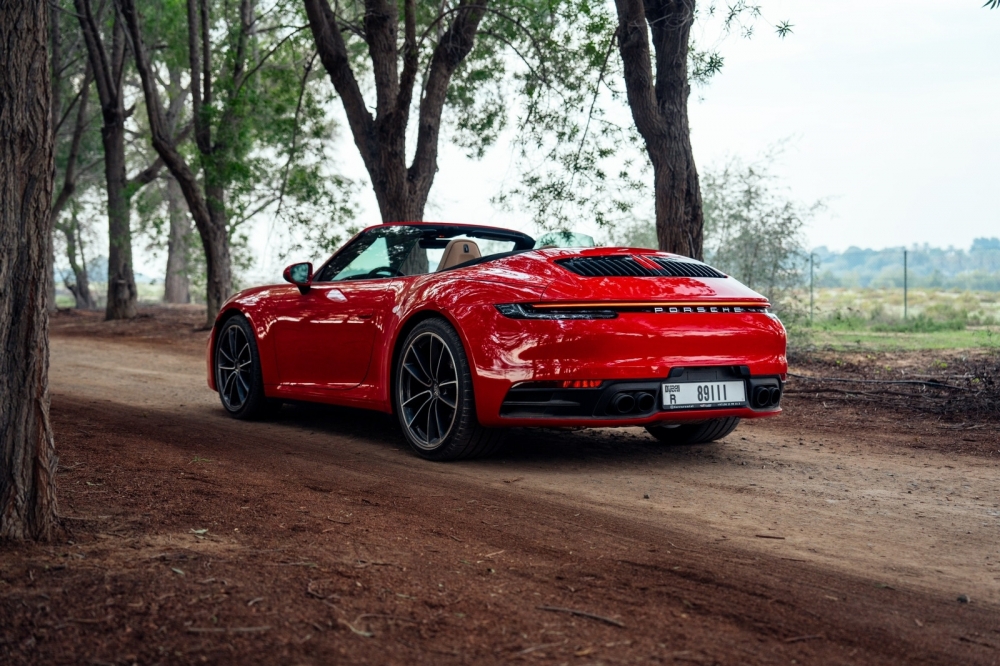 rojo Porsche 911 Carrera S Spyder 2021