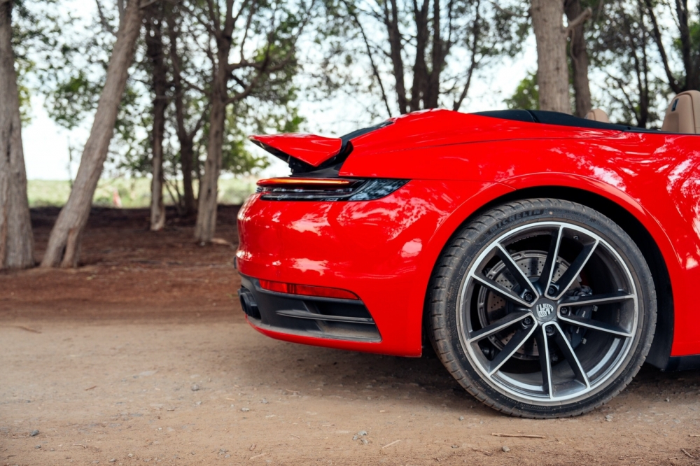Kırmızı Porsche 911 Carrera S Spyder 2021