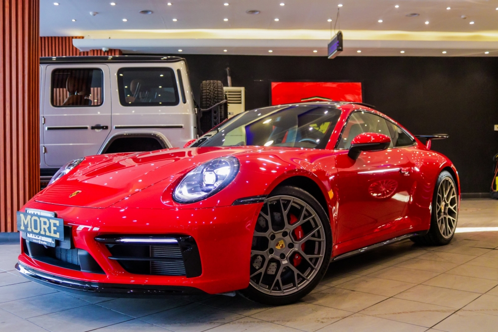 rood Porsche 911 Carrera S 2023