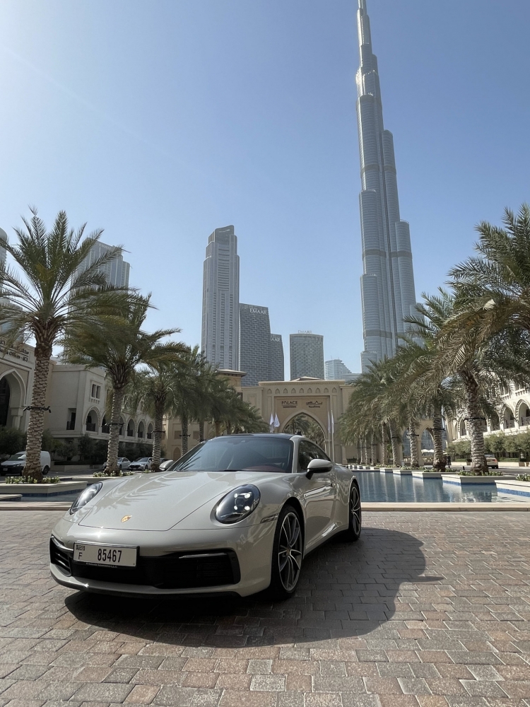 Nicht-gerade weiss Porsche 911 Carrera 2022