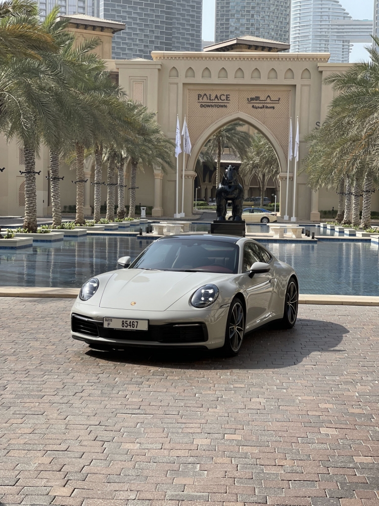 Beyaz kapalı Porsche 911 Carrera 2022