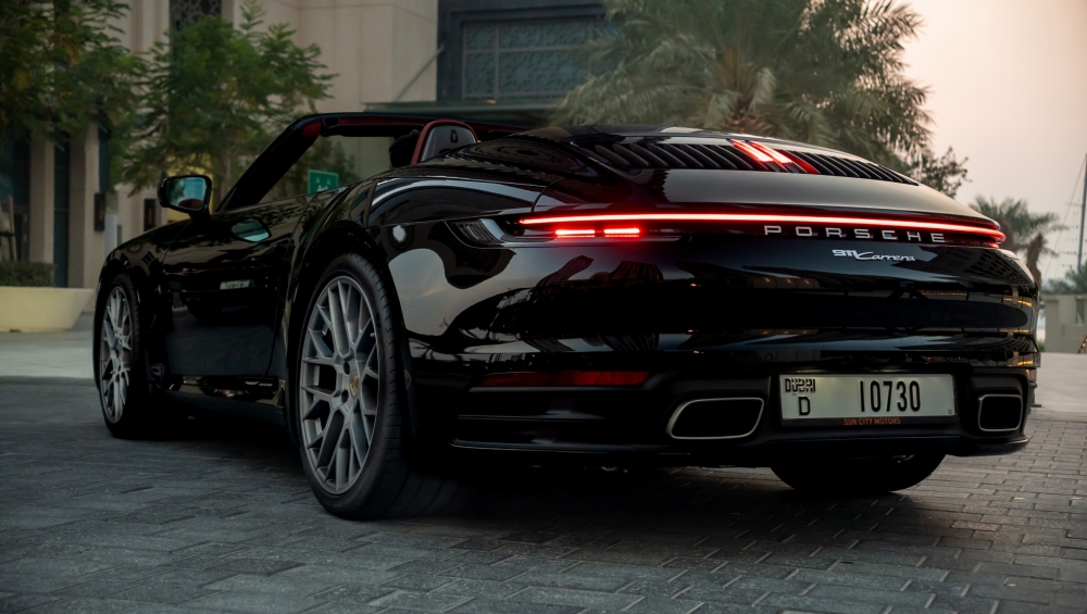 黑色的 保时捷 911 卡雷拉 Spyder 2023