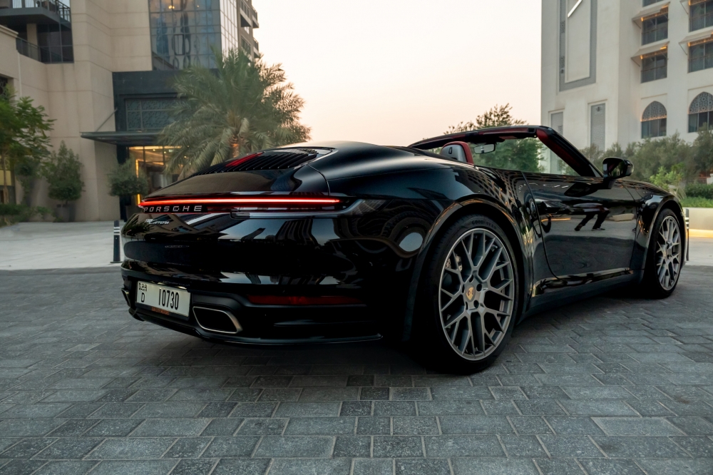 Negro Porsche 911 Carrera Spyder 2023