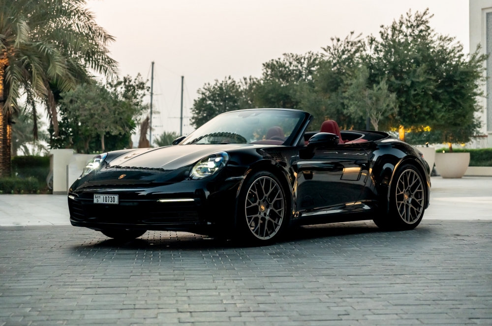 Siyah Porsche 911 Carrera Spyder 2023