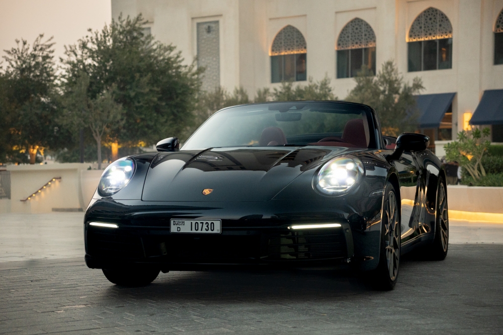 黑色的 保时捷 911 卡雷拉 Spyder 2023