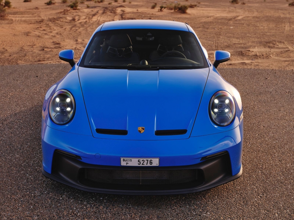 Голубой Порше 911 GT3 2022 год