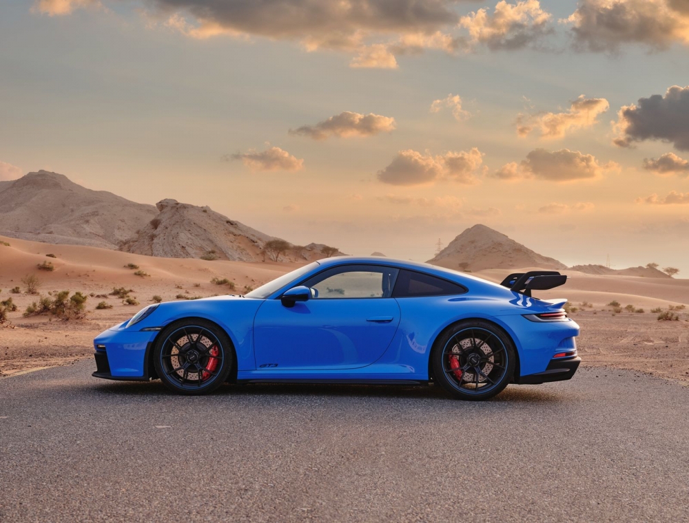 Голубой Porsche 911 GT3 2022