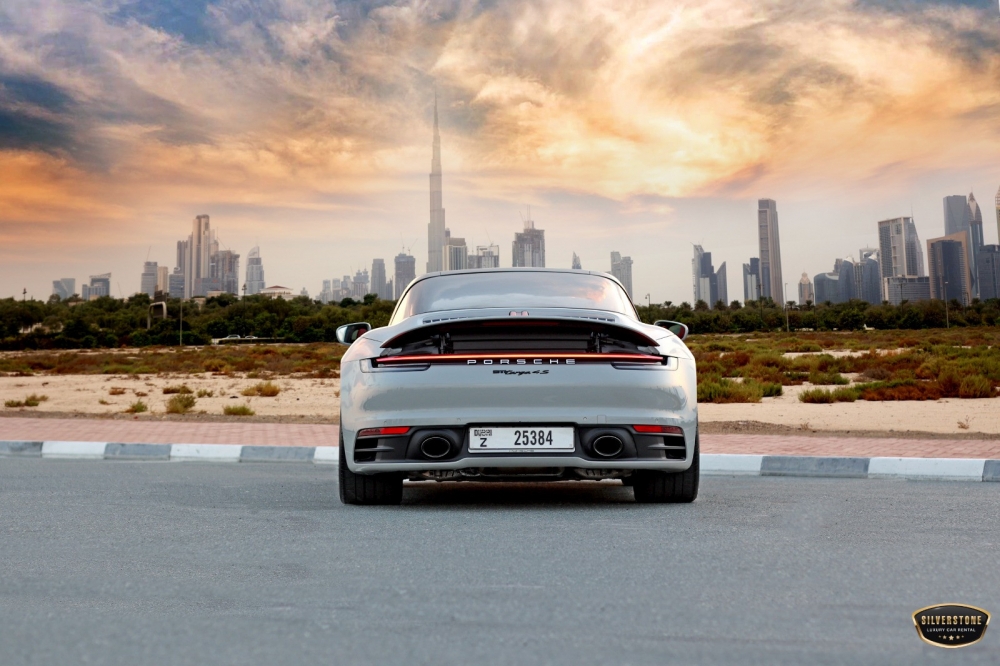 Beyaz kapalı Porsche 911 Targa 4 GTS Spyder 2022