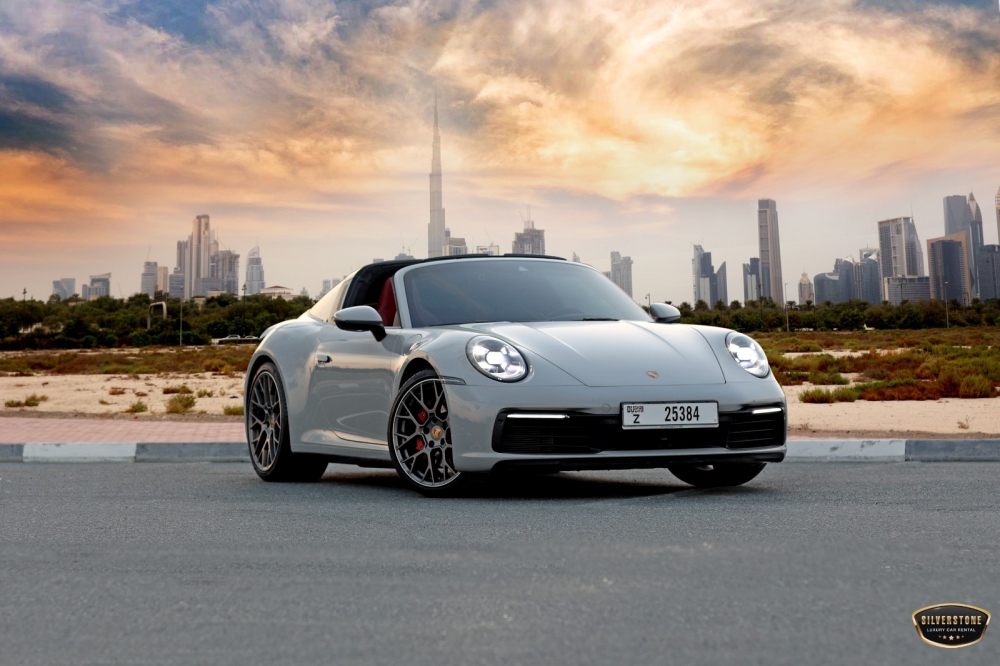 Beyaz kapalı Porsche 911 Targa 4 GTS Spyder 2022