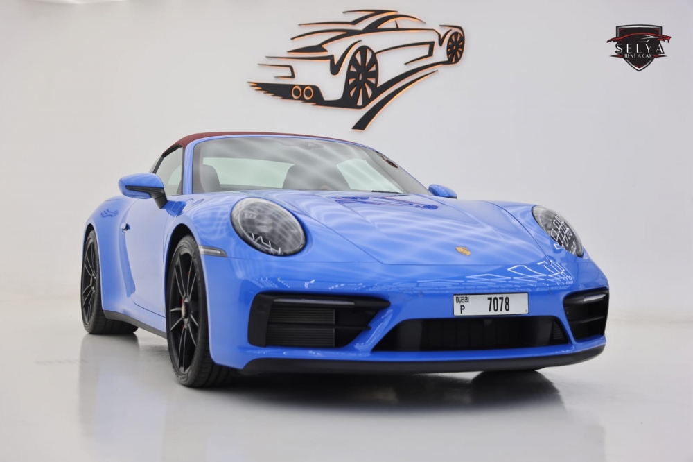 Голубой Porsche 911 Targa 4 GTS Spyder 2023