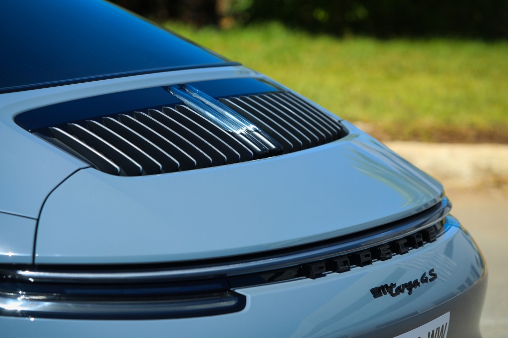 Серый Порше 911 Тарга 4 GTS Spyder 2023 год