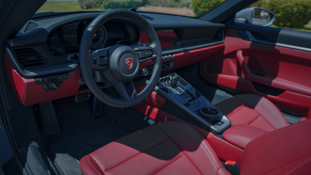 Серый Порше 911 Тарга 4 GTS Spyder 2023 год