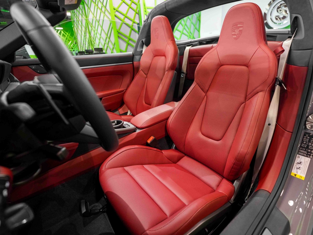 Серый Порше 911 Тарга 4 GTS Spyder 2024 год