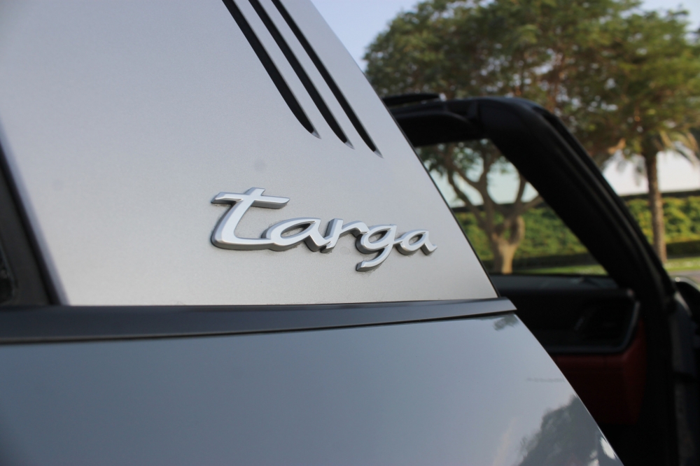 Серый Порше 911 Тарга 4 GTS Spyder 2024 год
