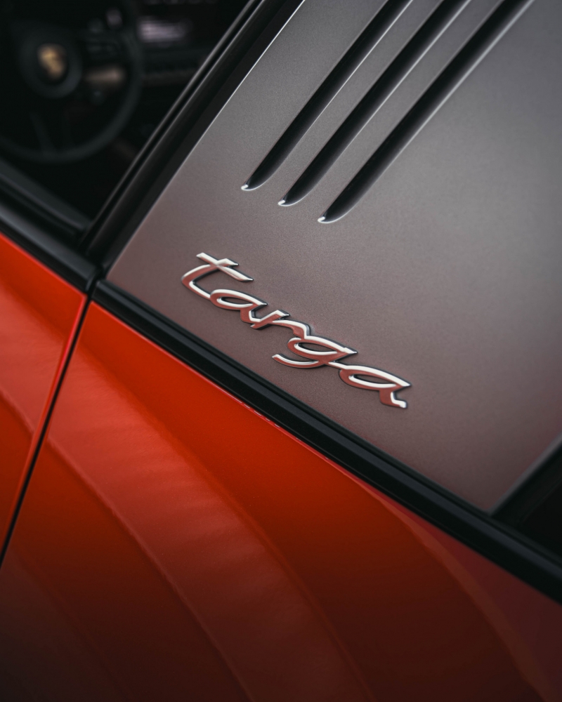 Красный Порше 911 Тарга 4 GTS Spyder 2024 год
