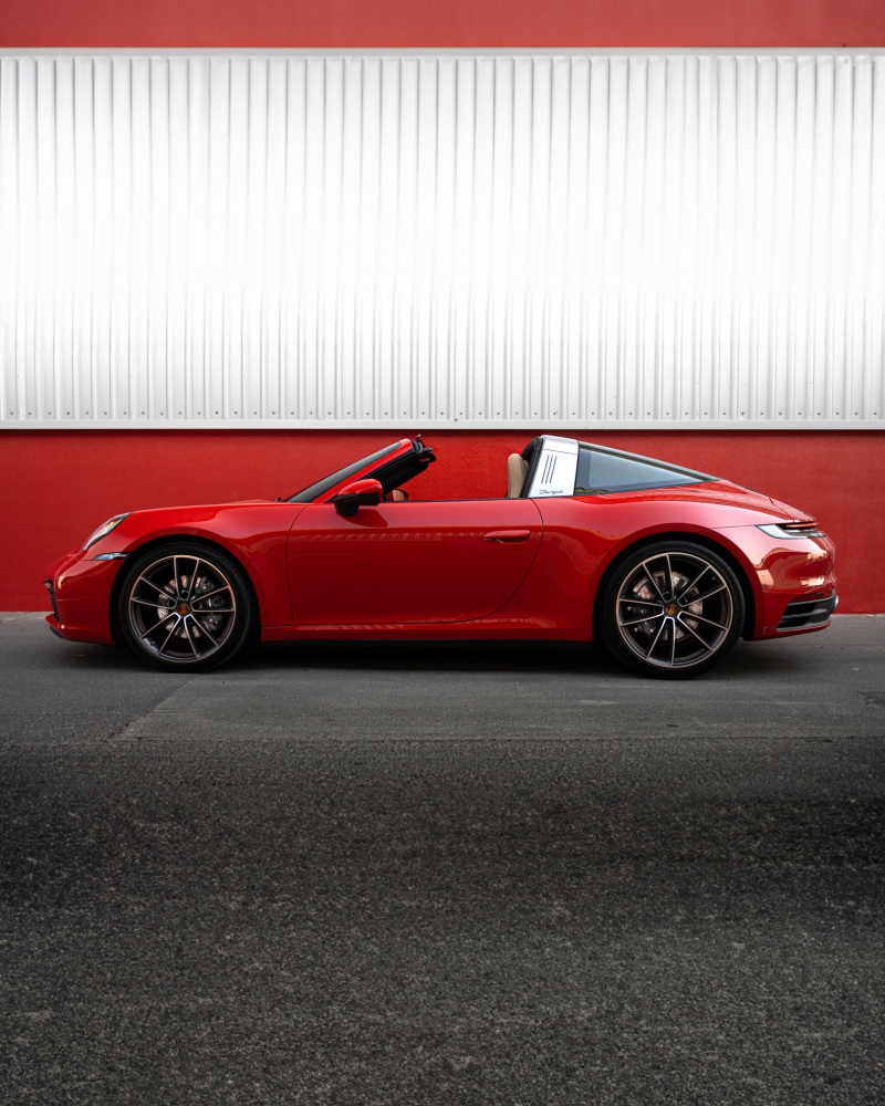 Kırmızı Porsche 911 Targa 4 GTS Spyder 2024