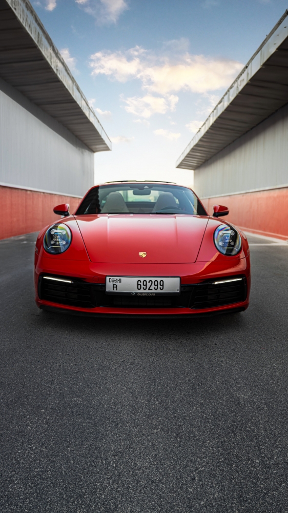 Kırmızı Porsche 911 Targa 4 GTS Spyder 2024