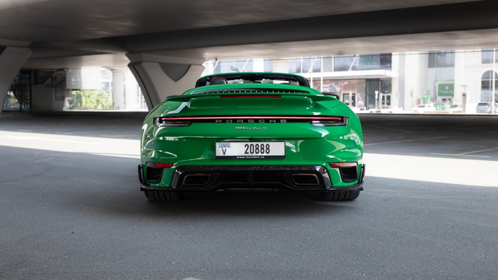 Yeşil Porsche 911 Turbo S 2023