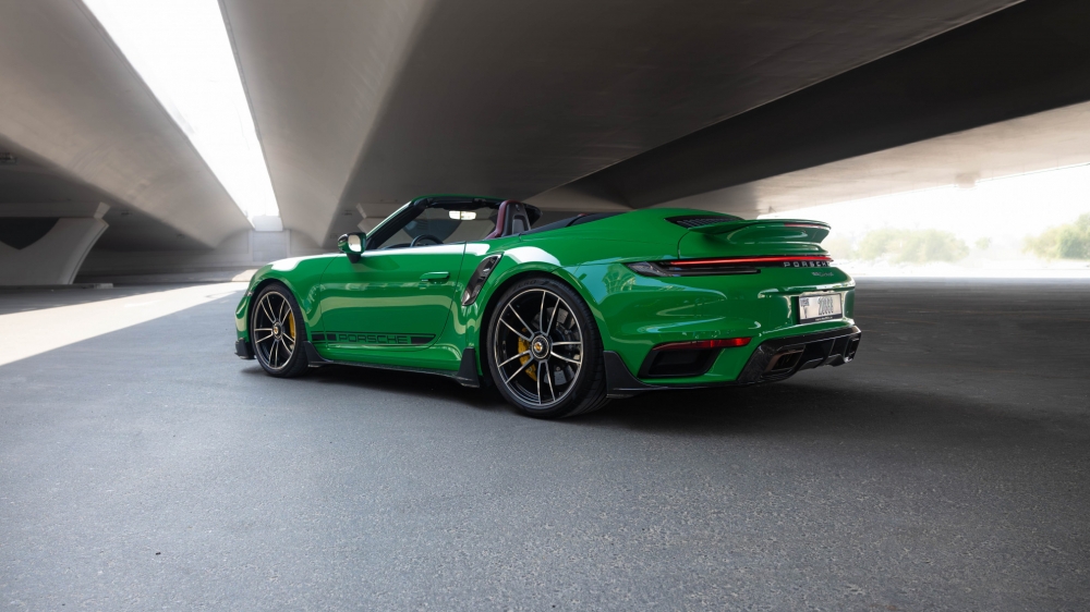 Yeşil Porsche 911 Turbo S 2023