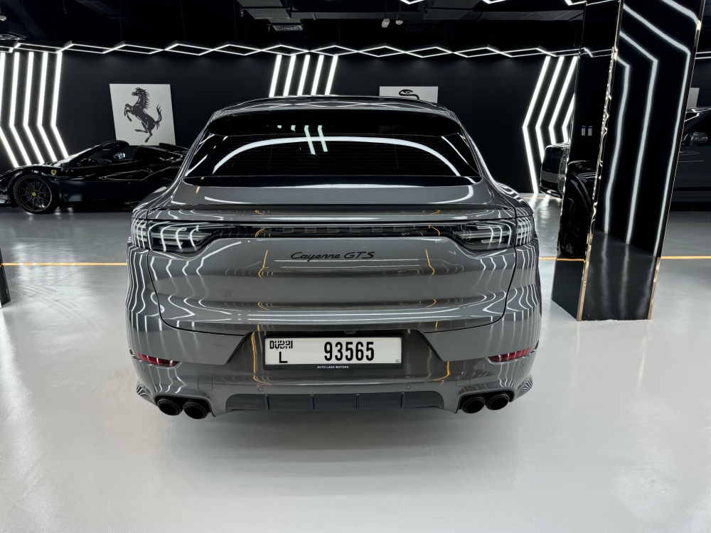 Grau Porsche Cayenne GTS 2021