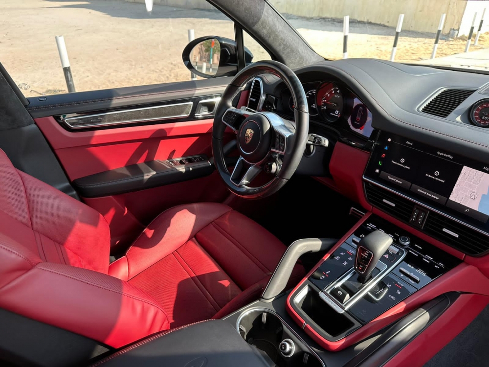 Noir Porsche Cayenne GTS 2023