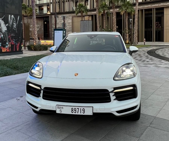 White Porsche Cayenne 2021