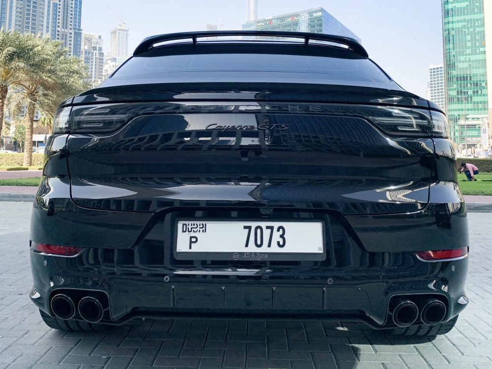 Gelb Porsche Cayenne GTS 2022