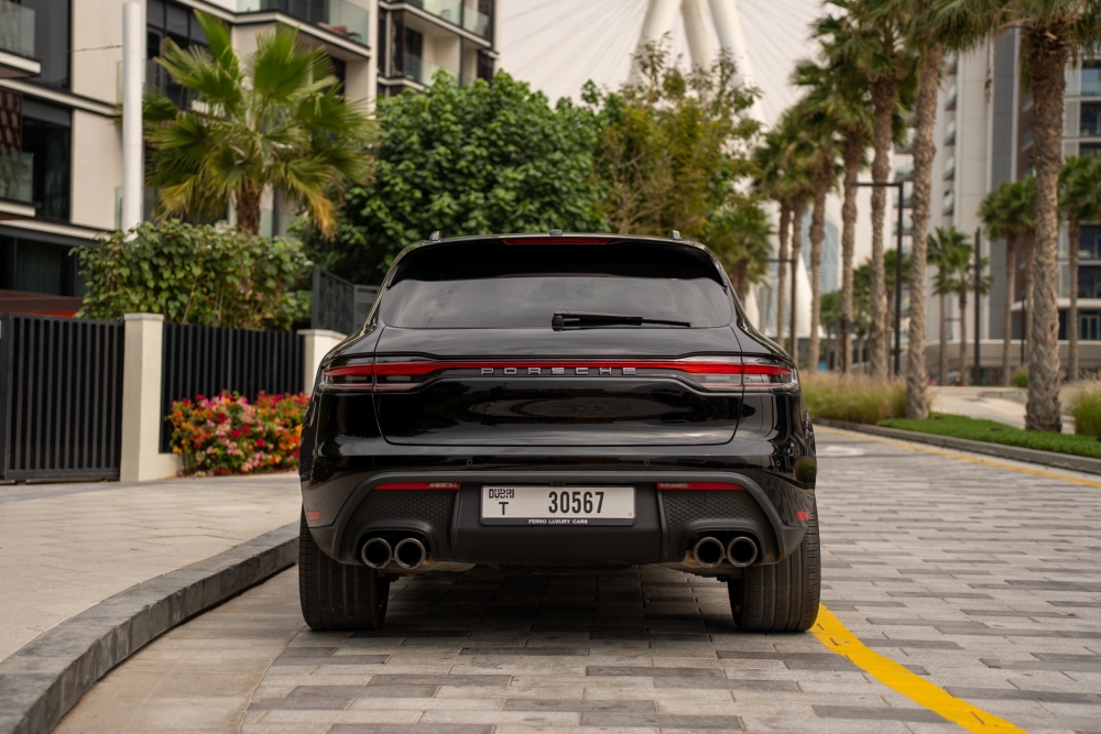 Siyah Porsche Macan 2022