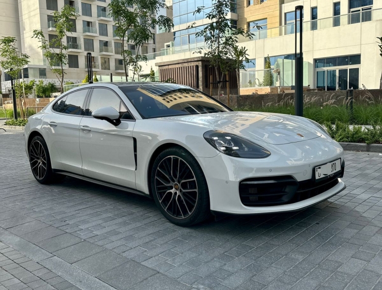 Weiß Porsche Panamera 2023