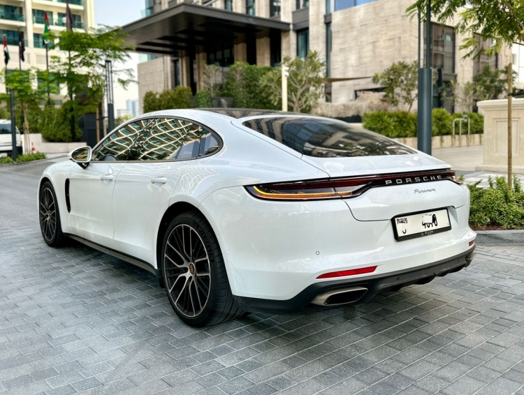 blanc Porsche Panamera 2023