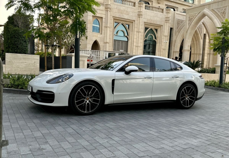 Beyaz Porsche Panamera 2023