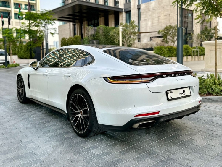 blanc Porsche Panamera 2023