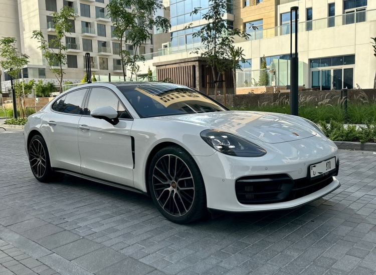 Blanco Porsche Panamera 2023