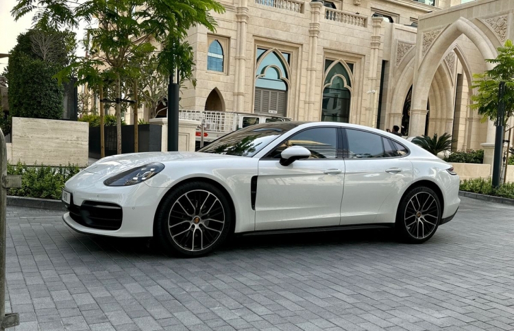 Weiß Porsche Panamera 2023