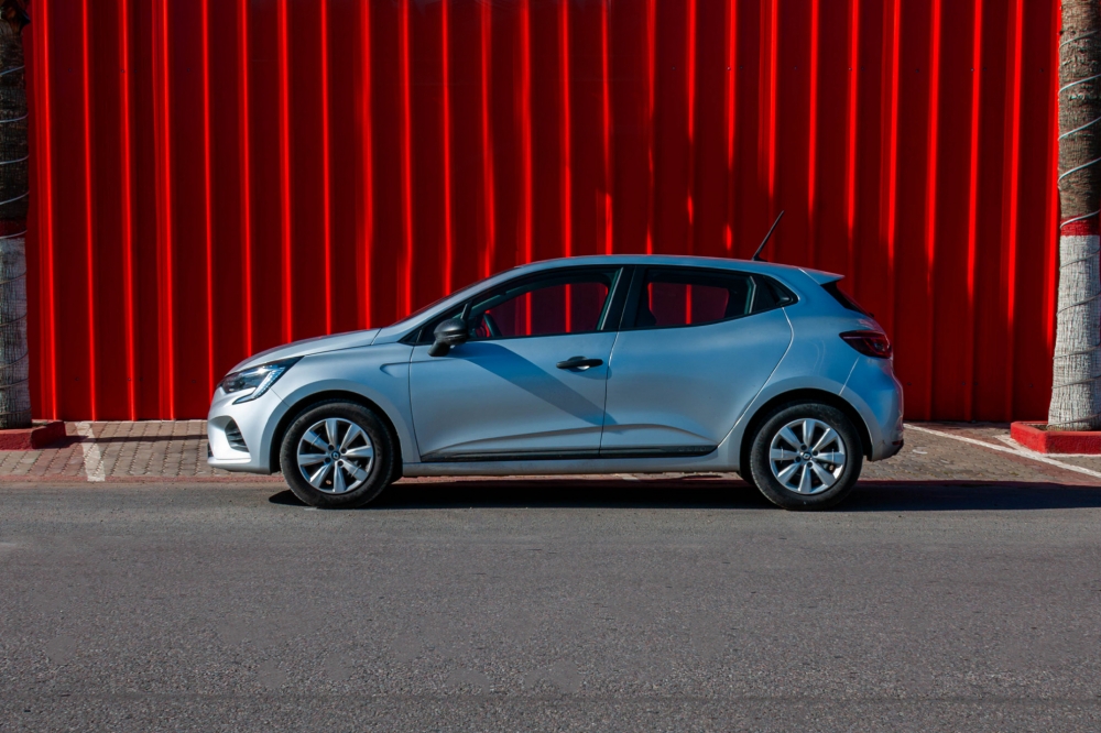 Silber Renault Clio 2023