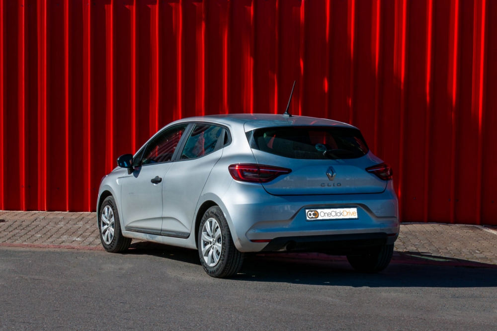 Silber Renault Clio 2023