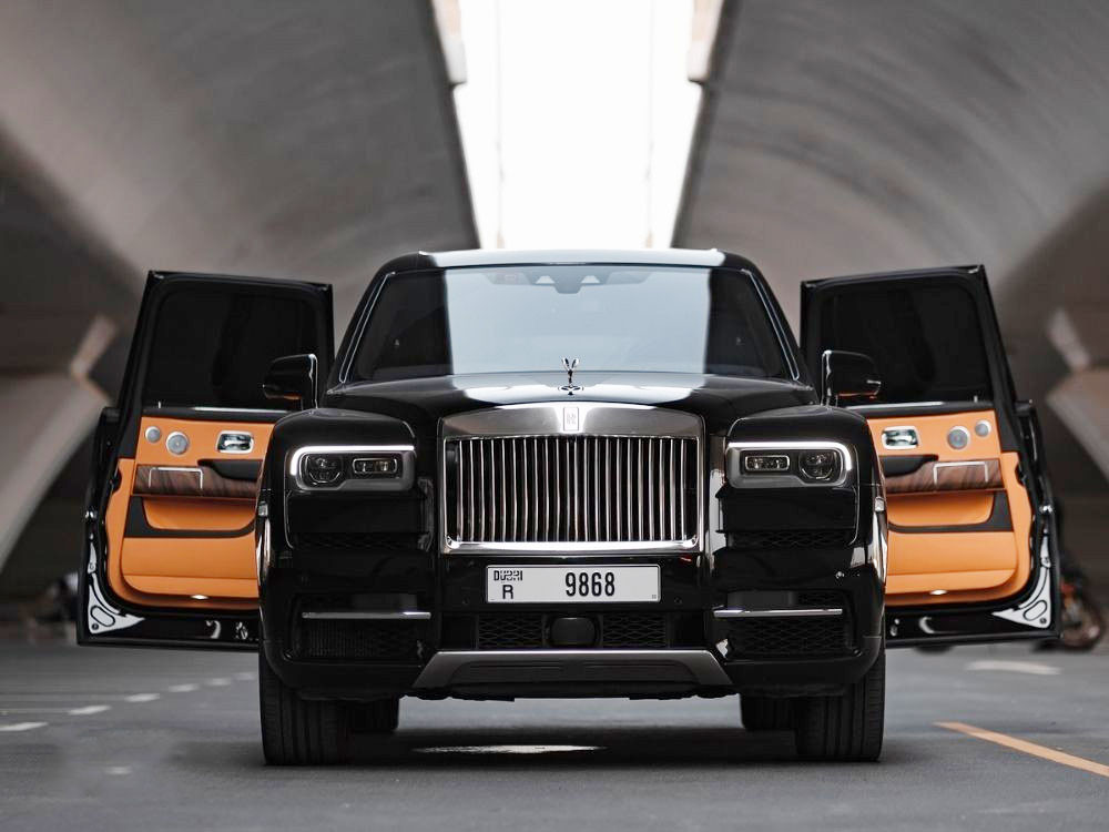 Noir Rolls Royce Cullinan 2020