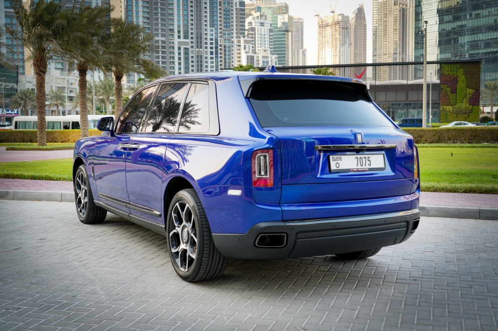 Mavi Rolls Royce Cullinan Siyah Rozeti 2022