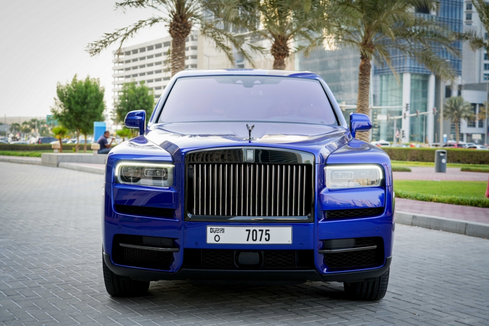 Blu Rolls Royce Distintivo nero Cullinan 2022